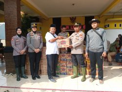 “Polri Untuk Masyarakat”Peduli Korban Banjir Kapolsek Tambelang Salurkan Bantuan Mie Instan dan Air Mineral