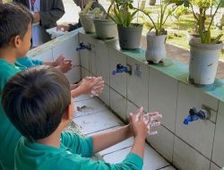 Krisis Kesadaran Sanitasi di Desa Sentong, Mahasiswa KKN 64 UINSA Edukasi Siswa SDN Sentong Sejak Dini