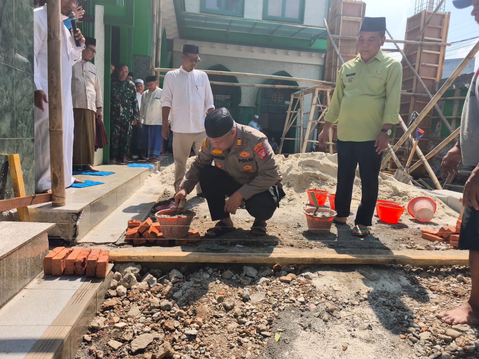 Kapolsek Bekasi Barat Melakukan Peletakan Batu Pertama Perluasan Masjid Al-falah Jakasampurna