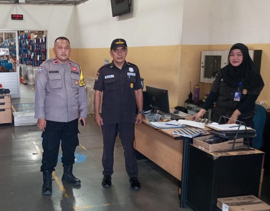 Bhabinkamtibmas Medansatria Laksanakan Patroli Dan Pembinaan Satpam di JNE Pondok Ungu