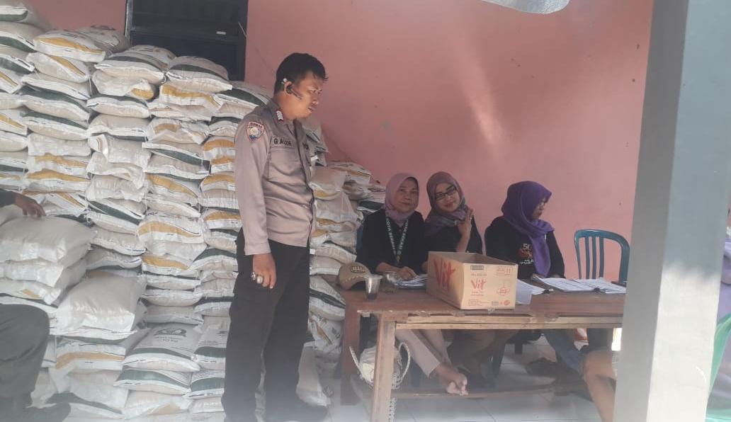 Polsek Pondok Gede Pantau Penyaluran Bantuan Pangan di Jatimurni