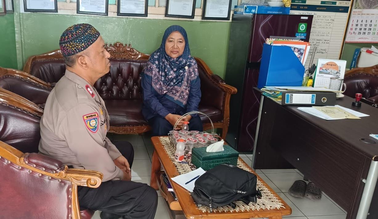 Cegah Kenakalan Remaja, Bhabinkamtibmas Kalibaru Sosialisasikan Jam Malam di Sekolah
