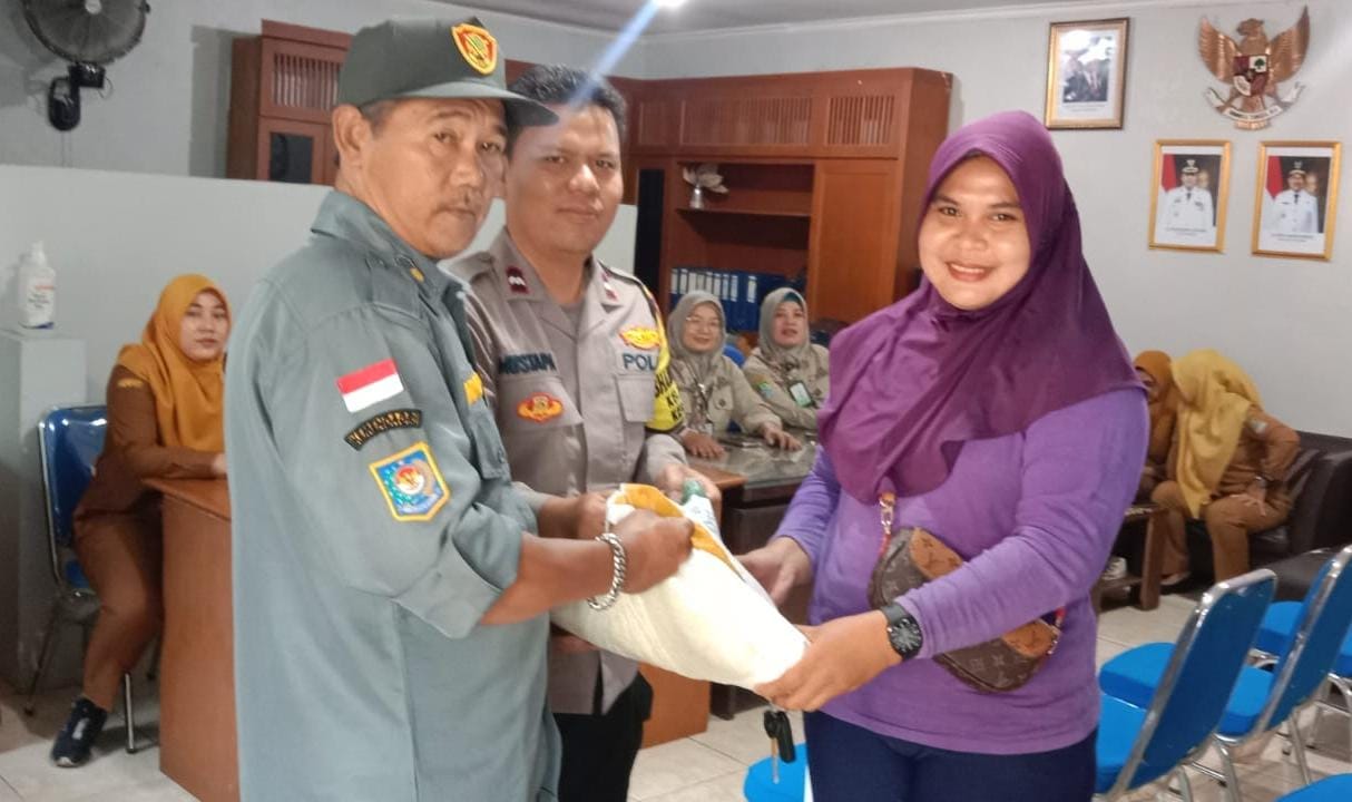 Polsek Jatiasih Kawal Pembagian Bansos Beras Bulog, Pastikan Penyaluran Tepat Sasaran