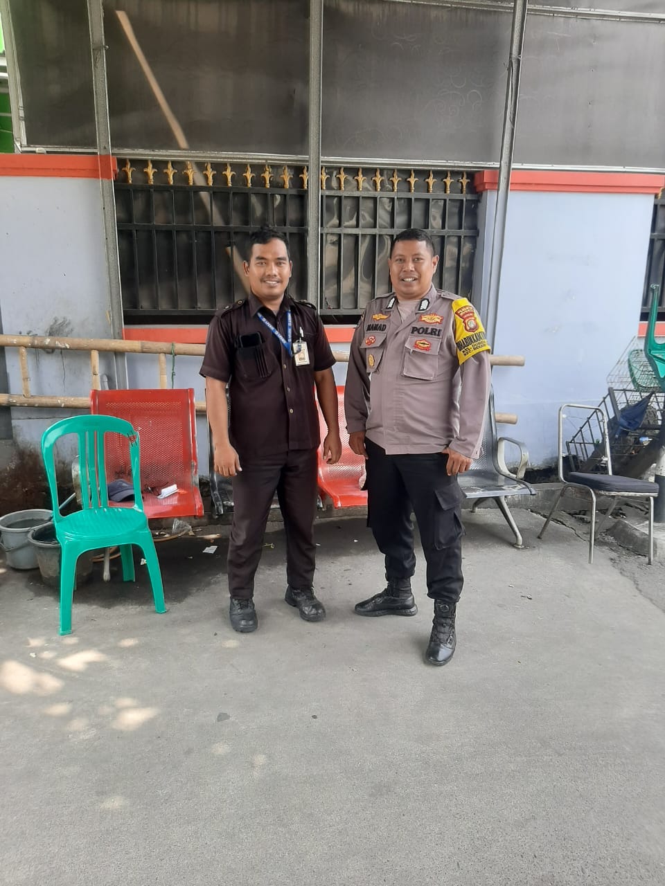 Patroli Keamanan Lingkungan, Bhabinkamtibmas Polsek Rawalumbu Beri Pembinaan ke Petugas Keamanan Perumahan