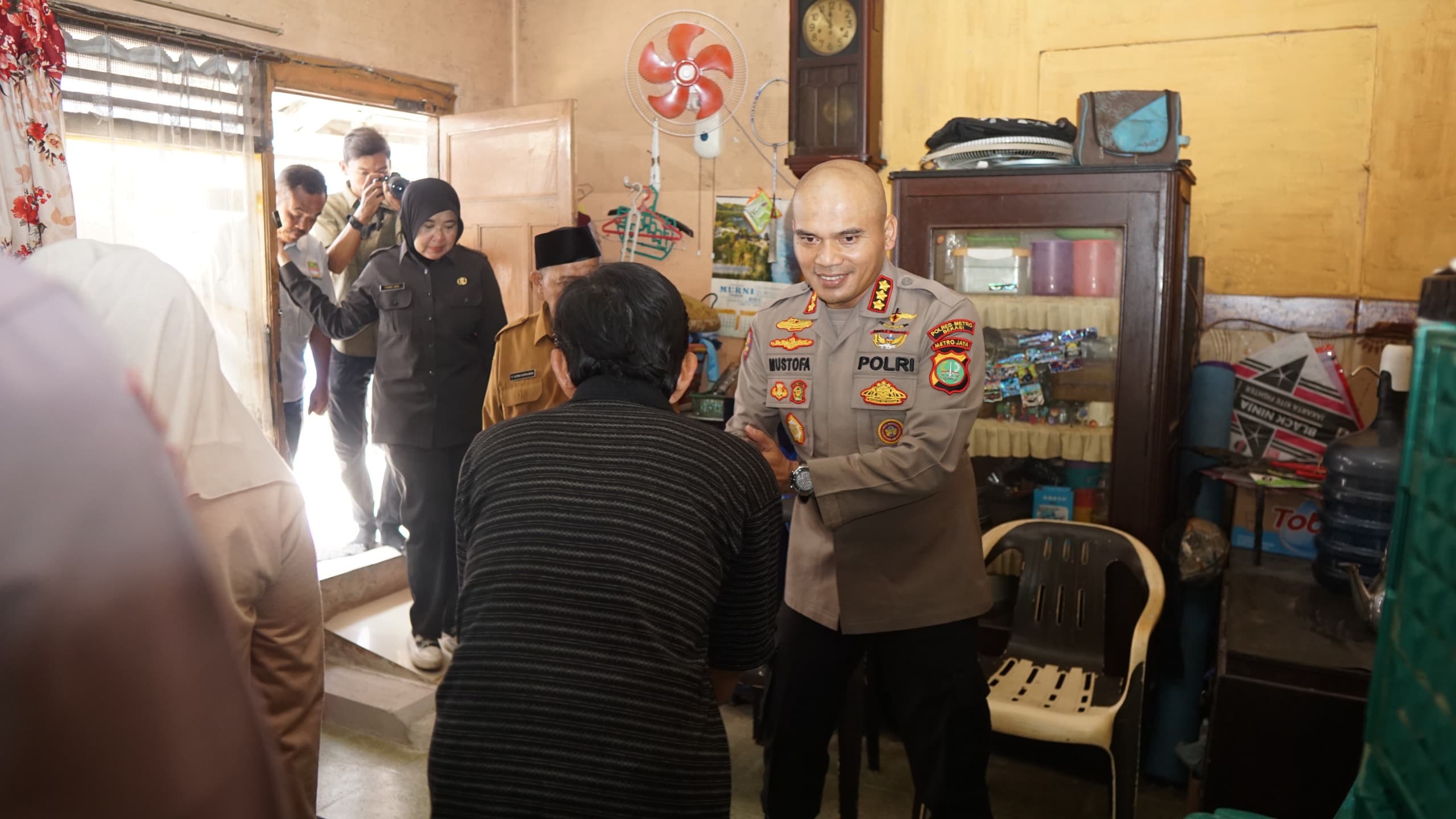Berikan Kursi Roda Untuk Gadis 18 Tahun : Konsistensi Kapolres Metro Bekasi Dalam Bakti Kesehatan Terus Berlanjut