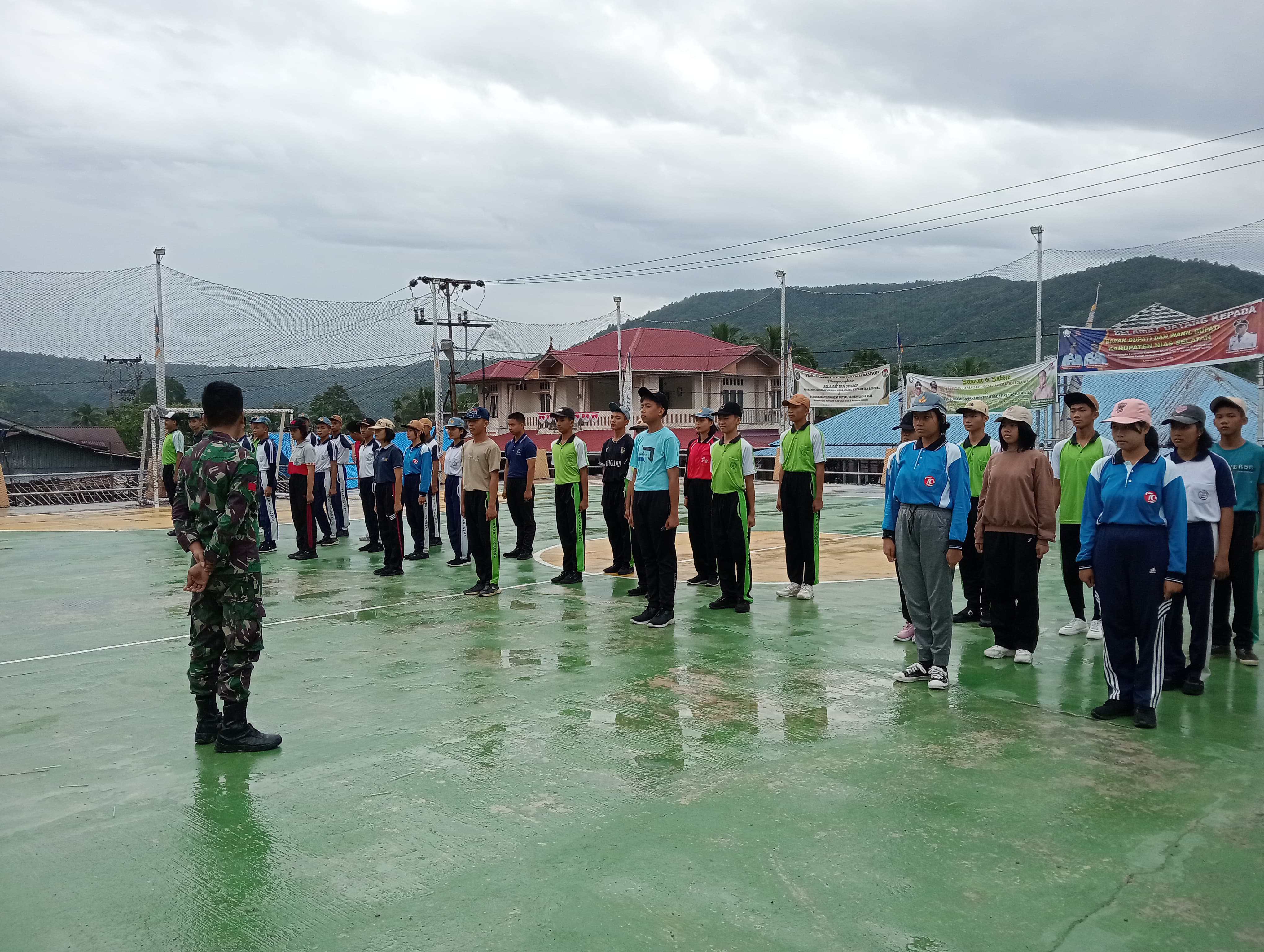 Babinsa Koramil 10/Lolowau Gelar Latihan Paskibraka Untuk HUT Kemri Ke-80 di Lapangan Kecamatan Lolowau.