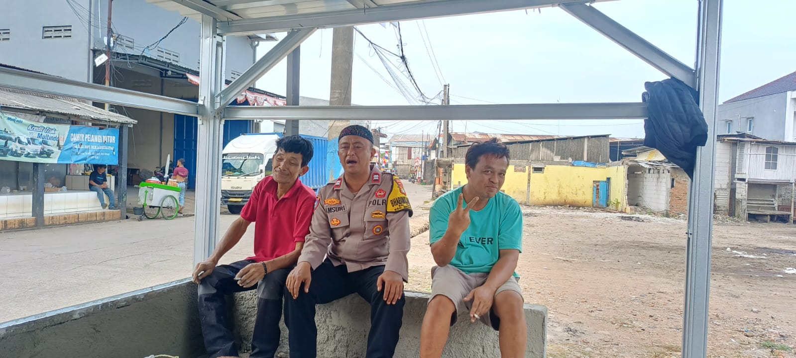 Bhabinkamtibmas Kelurahan Kalibaru Laksanakan Sambang dan Monitoring Ketahanan Pangan di Medan Satria