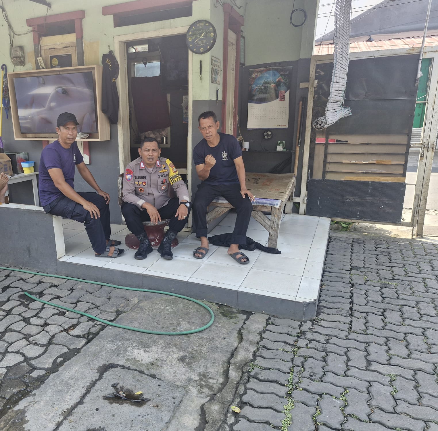 Jaga Keamanan Lingkungan, TNI-Polri Pondok Gede Sambangi Warga dan Sekuriti di Jatiwaringin