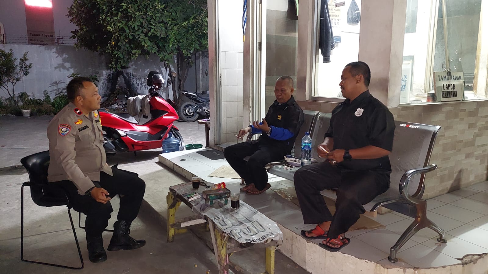 Bhabinkamtibmas Kelurahan Medansatria Laksanakan Giat Poskamling Bersama Warga Pondok Ungu