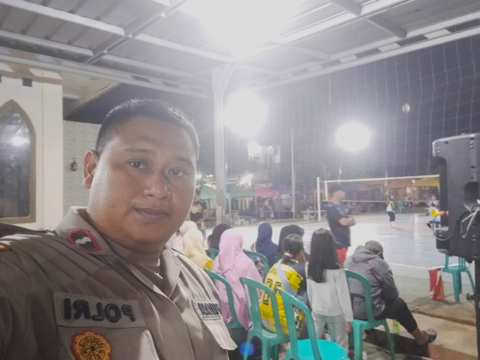 Bhabinkamtibmas Jatisari Laksanakan Monitoring Pertandingan Bola Volly Tingkat RW 05