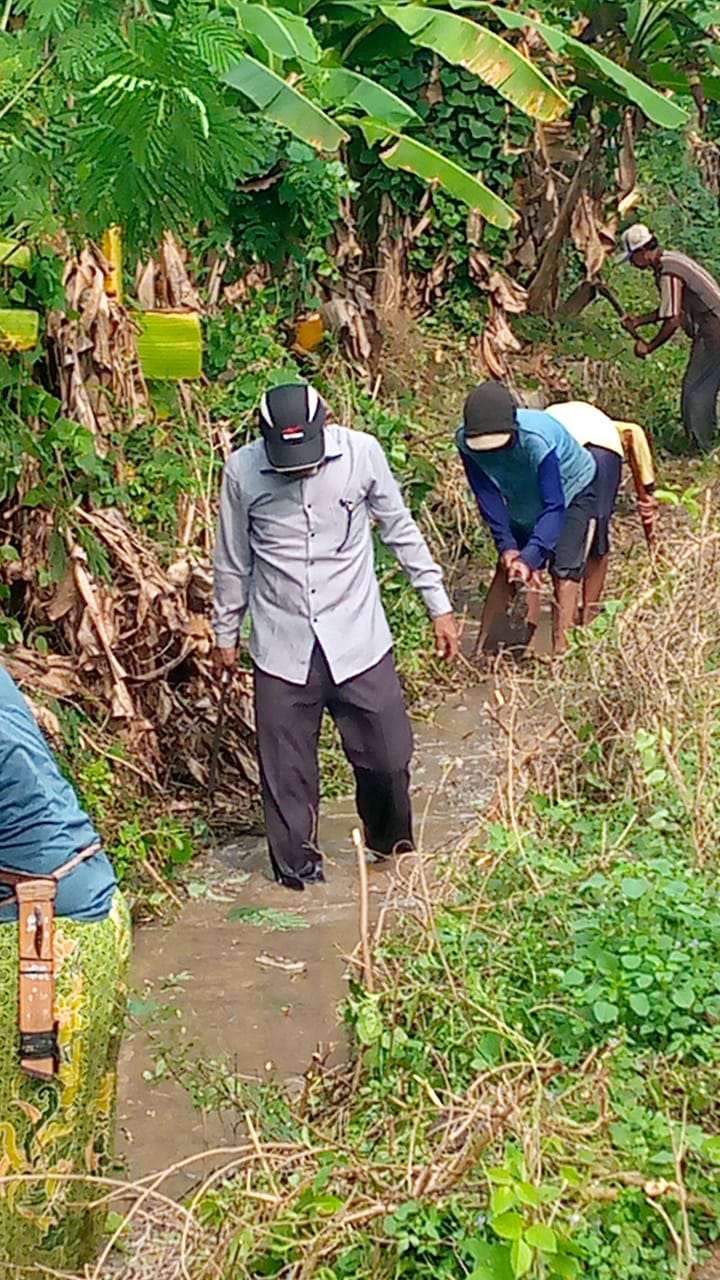 Kades Karang Harja Pimpin Giat Kerja Bakti Bersama Warga Gotong Royong Bersihkan Saluran Tersier Demi Lancarnya Irigasi Sawah