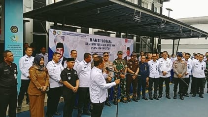 Sinergi TNI dan Kemenkumham, Dandim Bekasi Dampingi Menteri Bagikan Bantuan untuk Korban Banjir