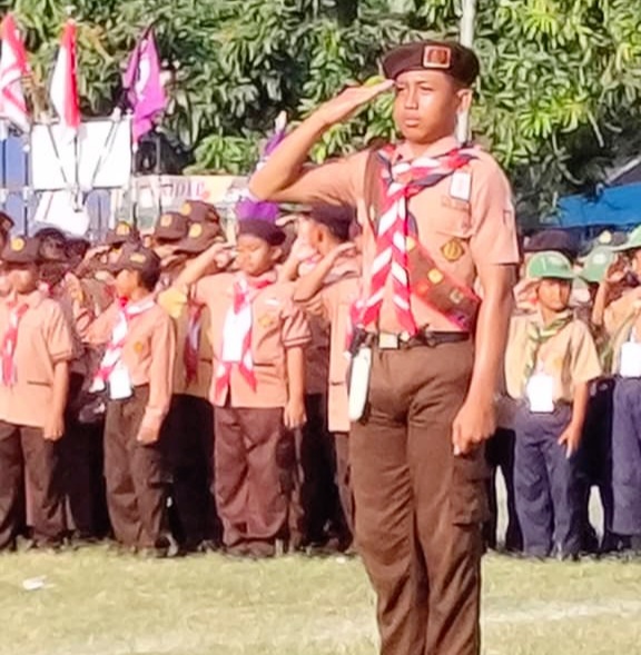 Kukuh Sukma Indra Hakiki Siswa SMPN 2 Ngoro, Didaulat Jadi Pemimpin Upacara Pembukaan Hari Jadi Pramuka di Lapangan Kembangsri Ngoro .
