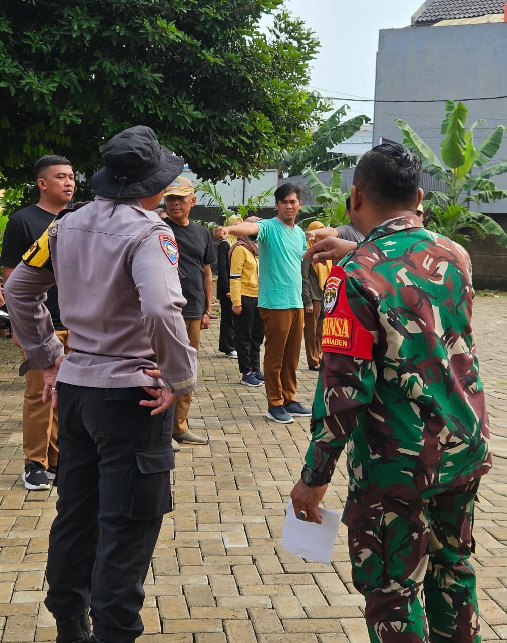 Jelang Lomba PBB, Bhabinkamtibmas Dan Babinsa Dampingi Warga Jatiraden Berlatih