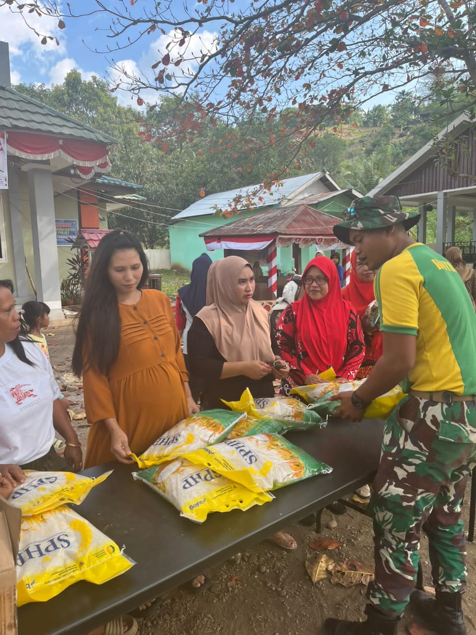Denpom Divif 3 Kostrad menggelar Bazar Beras Murah di wilayah Pakatto Kompleks