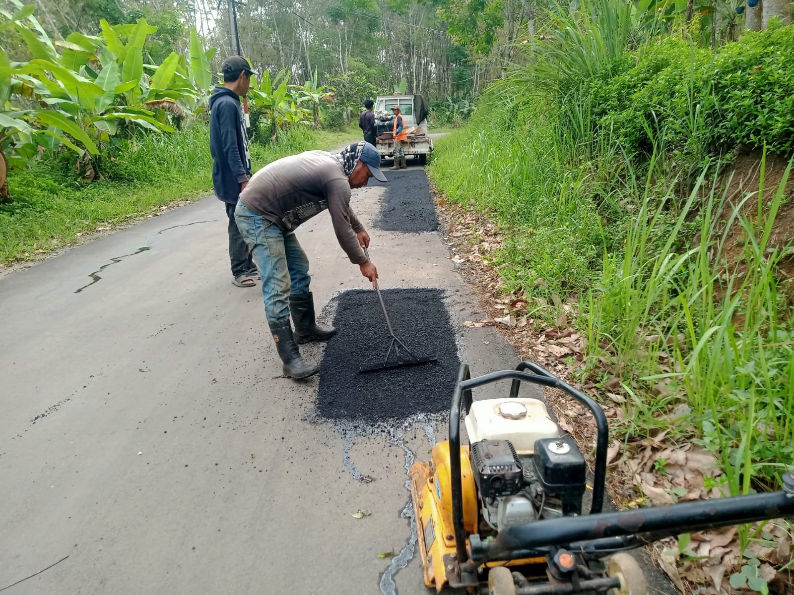 Ruas Jalan Pasirsuren Cikidang Kecamatan Bantargadung Lanjut Diperbaiki.