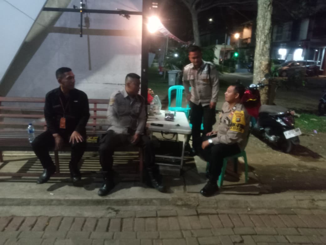 Bhabinkamtibmas Mustikasari Patroli Malam, Ajak Satpam Tingkatkan Kewaspadaan