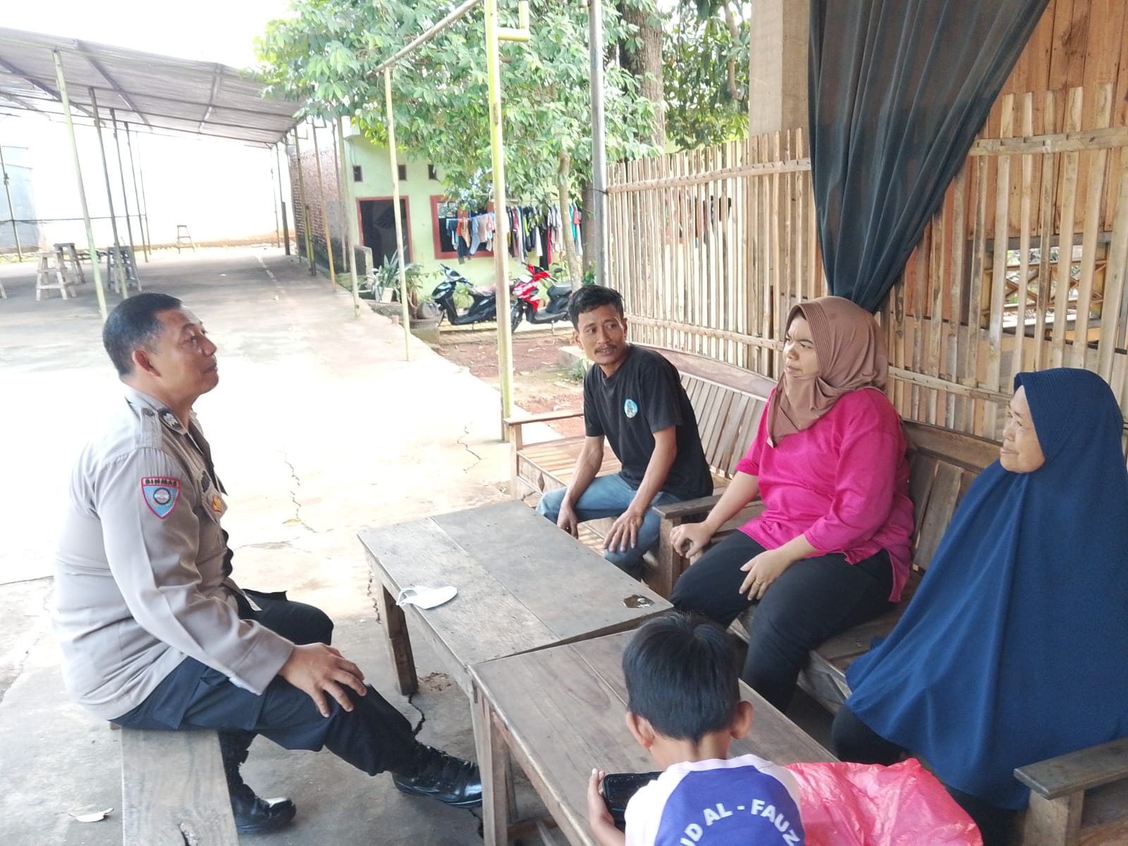 Cegah Curanmor Dan Penipuan, Bhabinkamtibmas Mustikasari Sambangi Warga