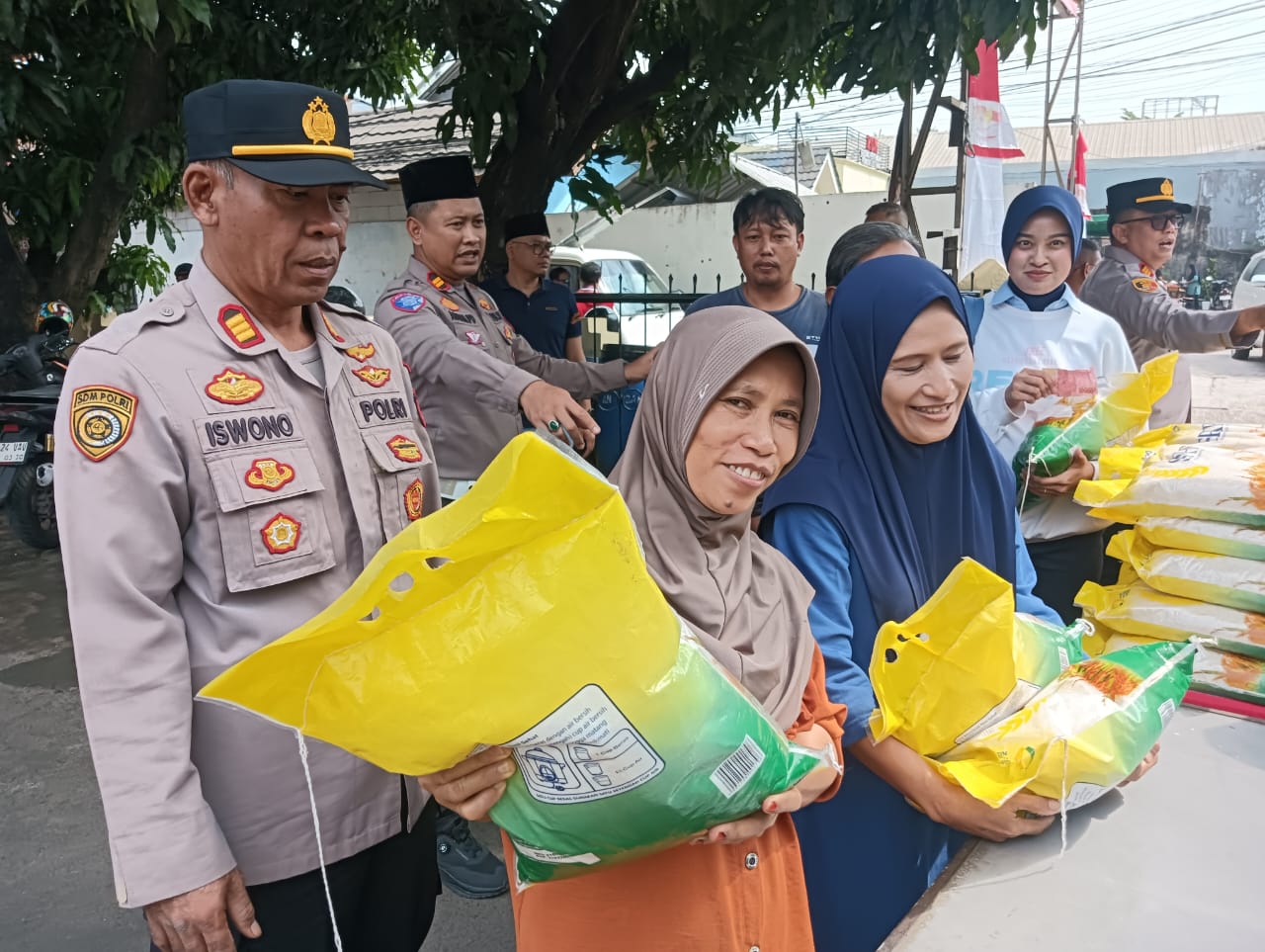 Polri Untuk Masyarakat,Polsek Nelgasari Gelar Gerakan Pangan Murah Untuk Masyarakat