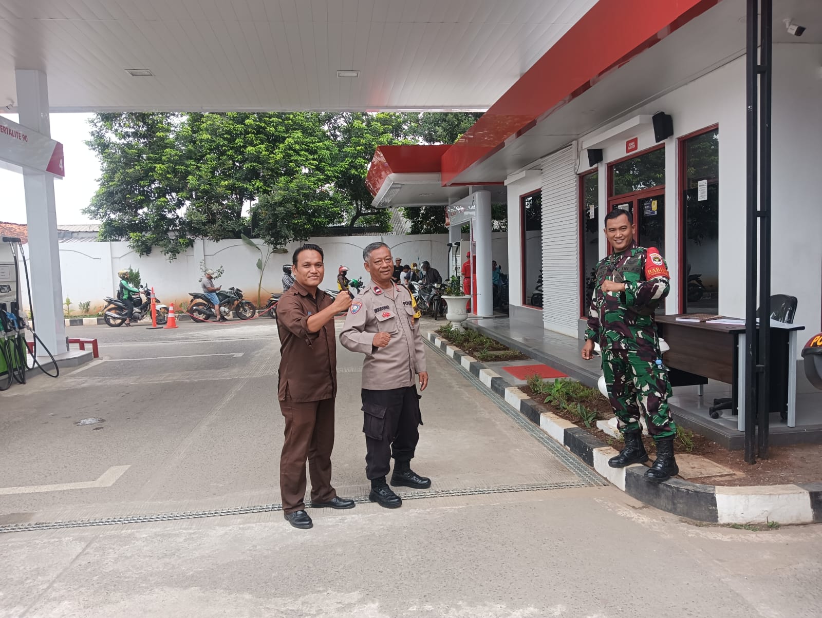 TNI–Polri di Bantargebang Patroli Bersama di SPBU Padurenan, Himbau Warga Tingkatkan Keamanan Kendaraan