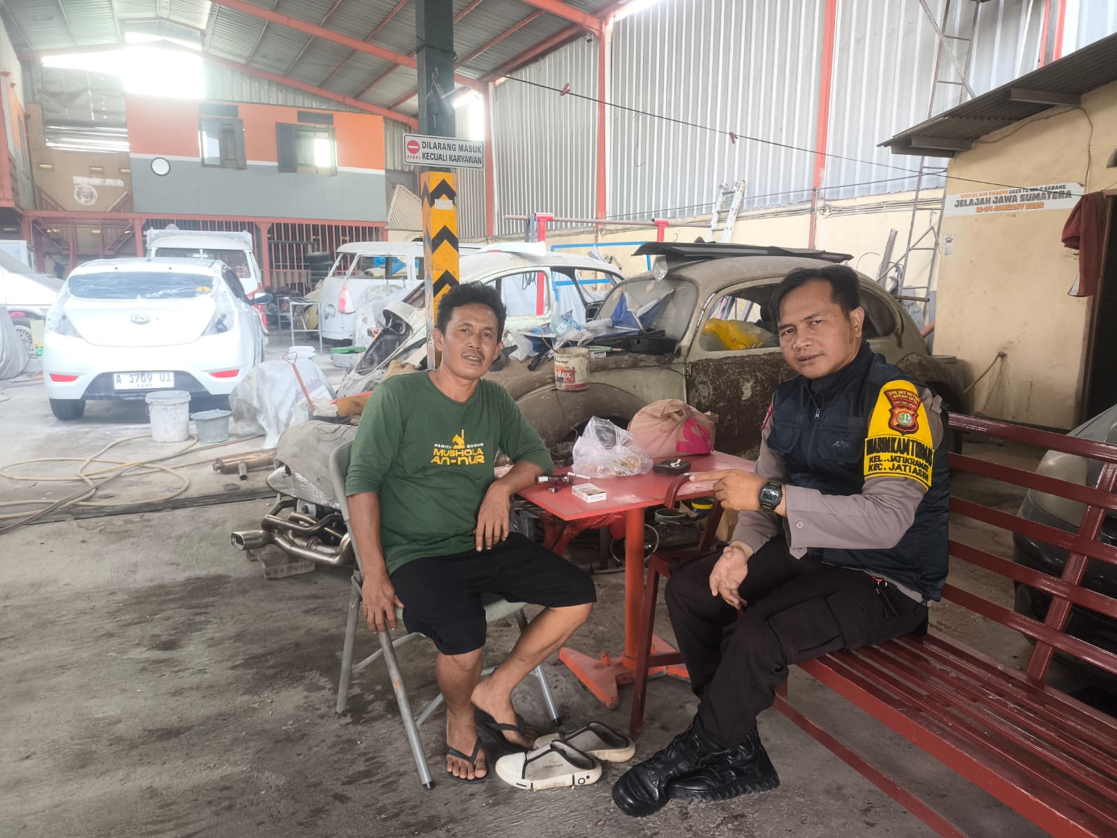Bhabinkamtibmas Jatikramat Ajak Warga Bersinergi Jaga Keamanan Lingkungan