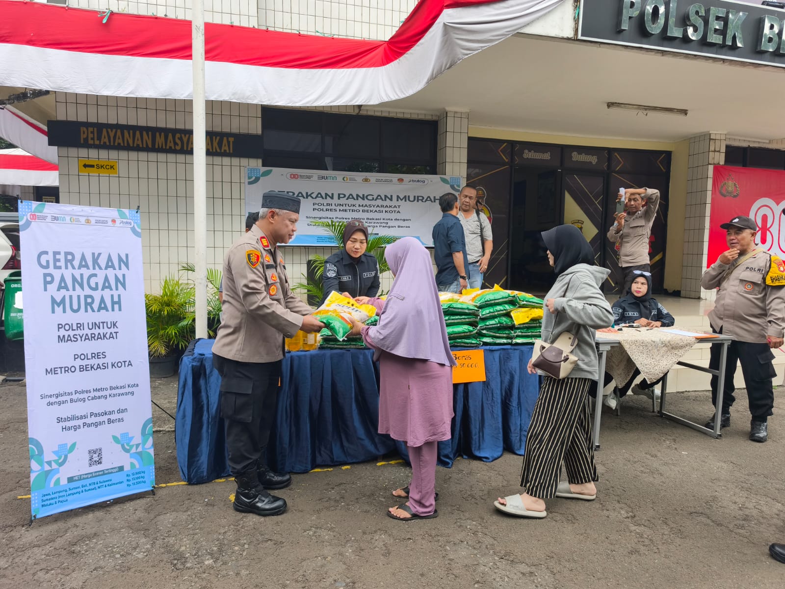 Polsek Bekasi Barat Gelar Gerakan Pangan Murah, Tawarkan Sembako Dengan Harga Terjangkau