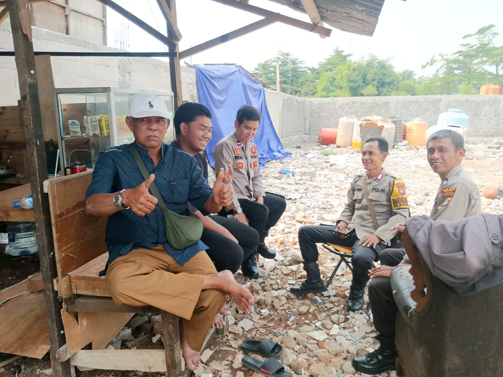 Bhabinkamtibmas Kelurahan Bintara Jaya Sambangi Warga, Ajak Warga Jaga Kekompakan Dan Keamanan Lingkungan