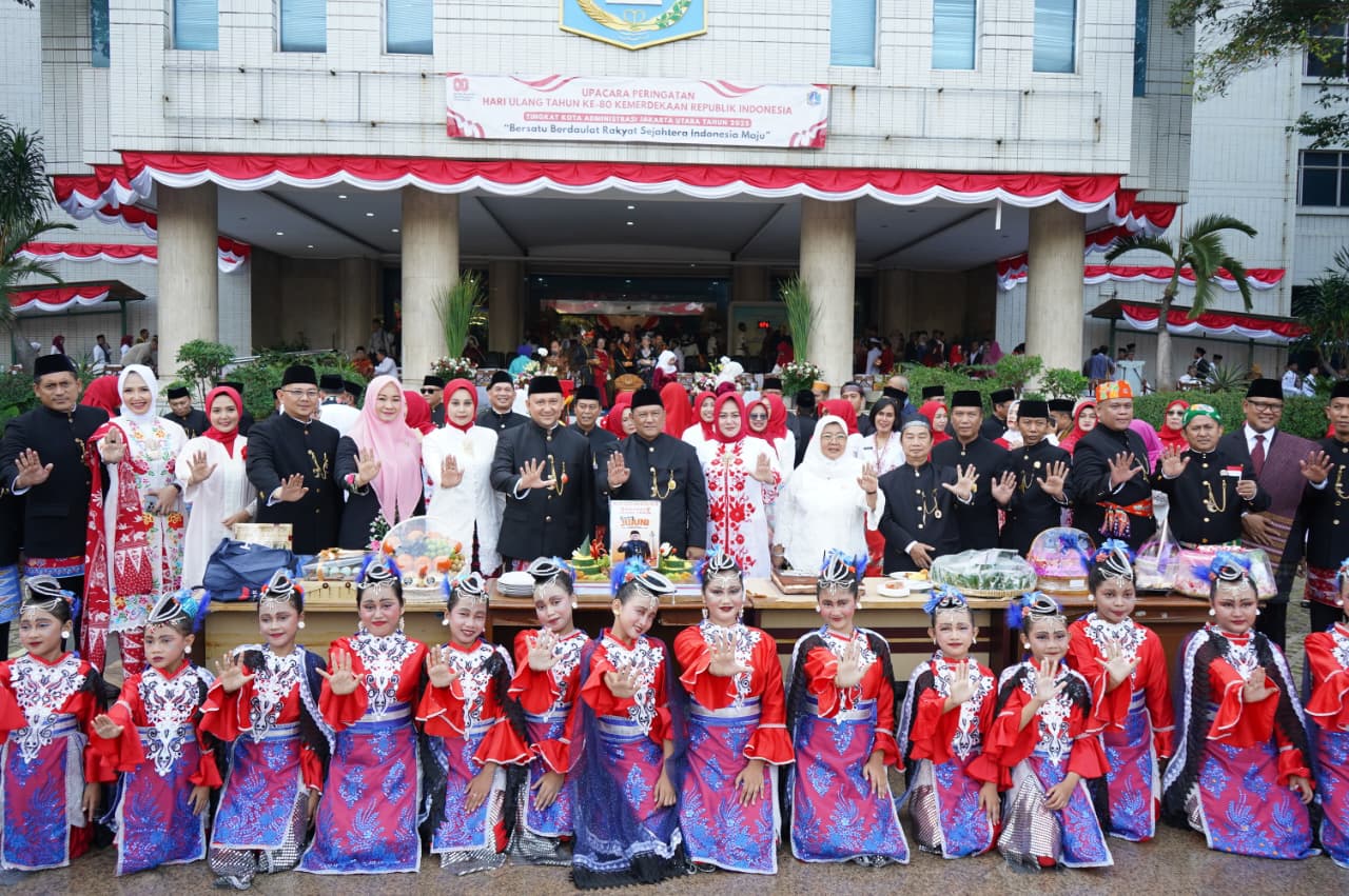 Semarak HUT ke-80 RI, Kapolres Metro Jakut Bersama Forkopimko Ikuti Upacara Bendera