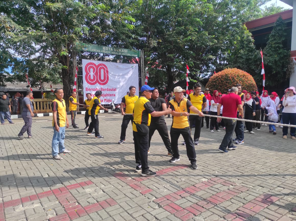 Polsek Bekasi Barat Raih Juara 1 Lomba Tarik Tambang Dalam Rangka HUT Kemerdekaan RI ke-80 Tingkat Kecamatan Bekasi Barat