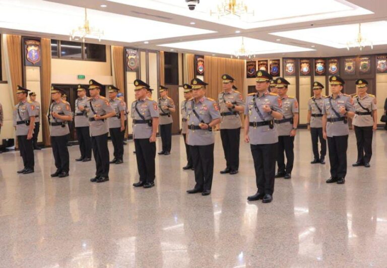 Kapolri Lantik Sejumlah Pati Mabes Polri dan Kapolda