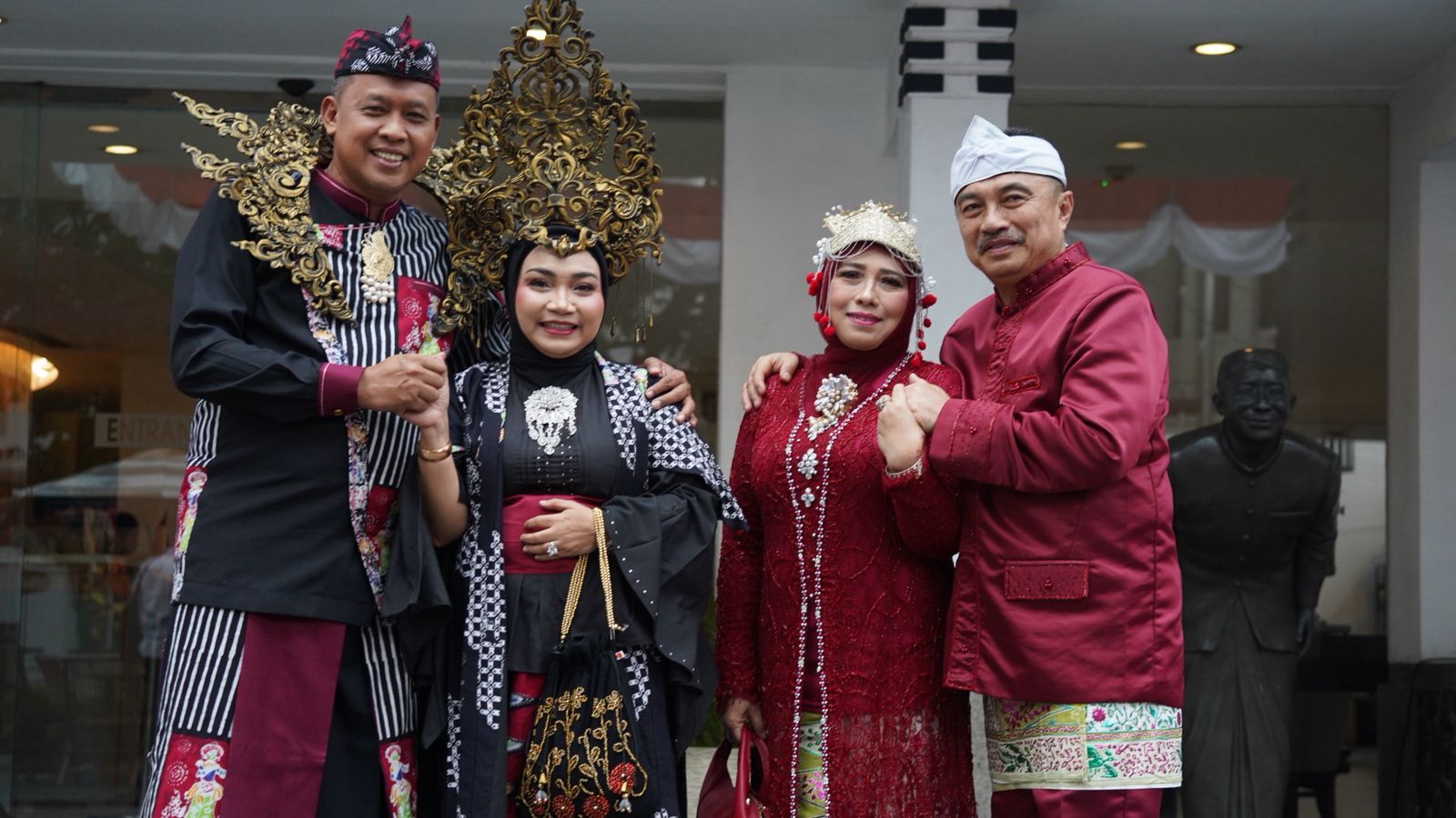 Tri Adhianto Kenakan Busana Sri Maharja Tarusbawa, Harris Bobihoe Tampil Adat Bekasi di HUT Jabar ke-80