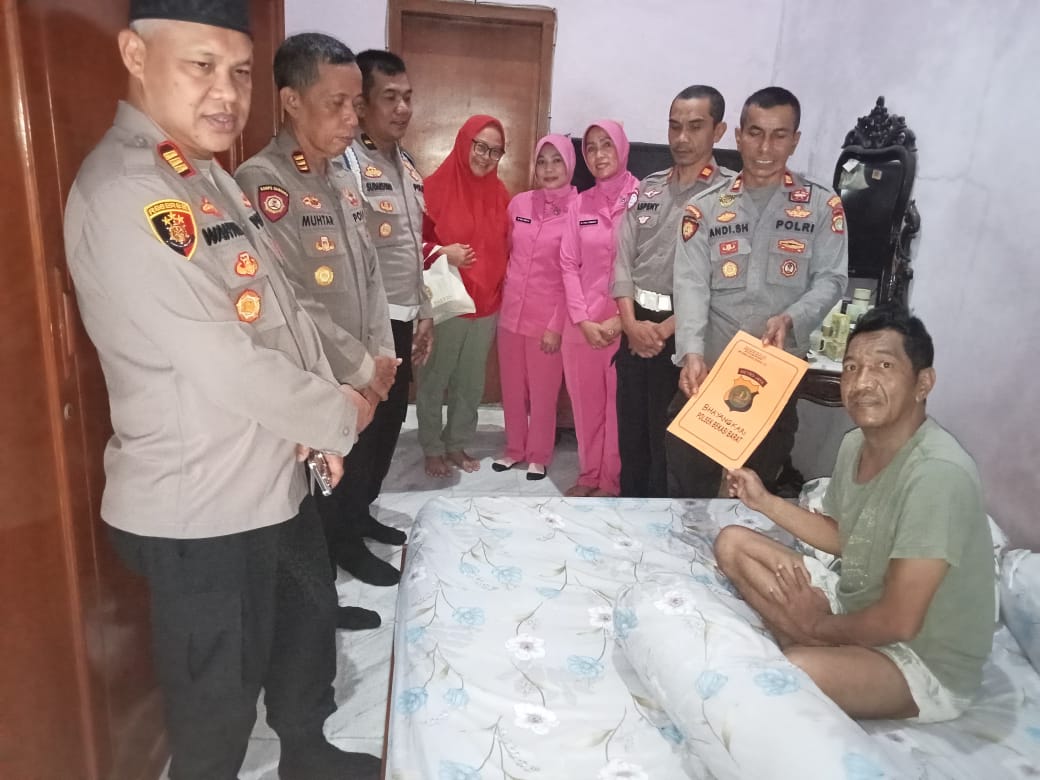 Kepedulian Dan Empati Kapolsek Bekasi Barat: Kunjungi Anggota Yang Sedang Sakit