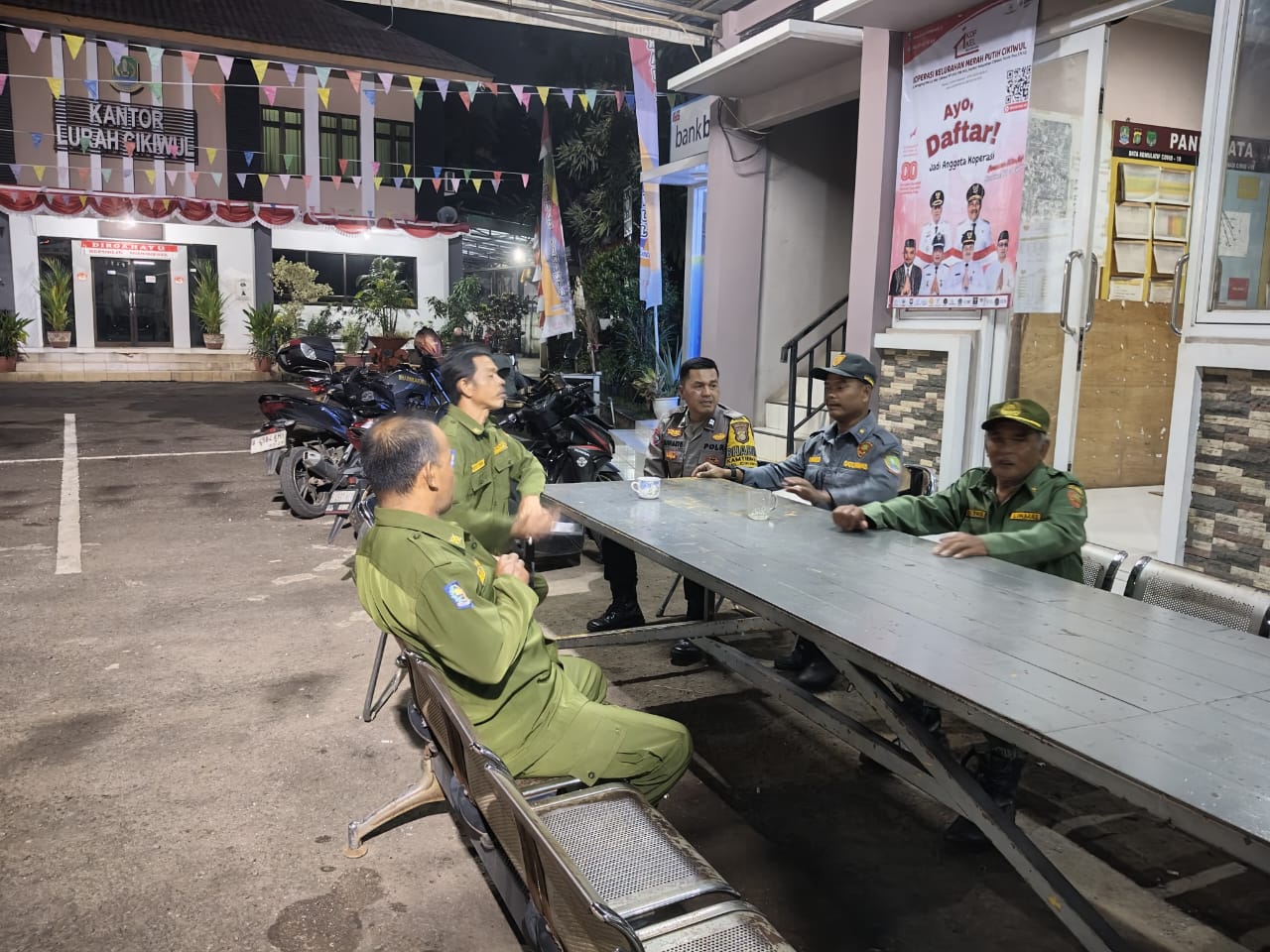 Tingkatkan Keamanan, Bhabinkamtibmas Cikiwul Ajak Linmas Gencarkan Patroli Malam