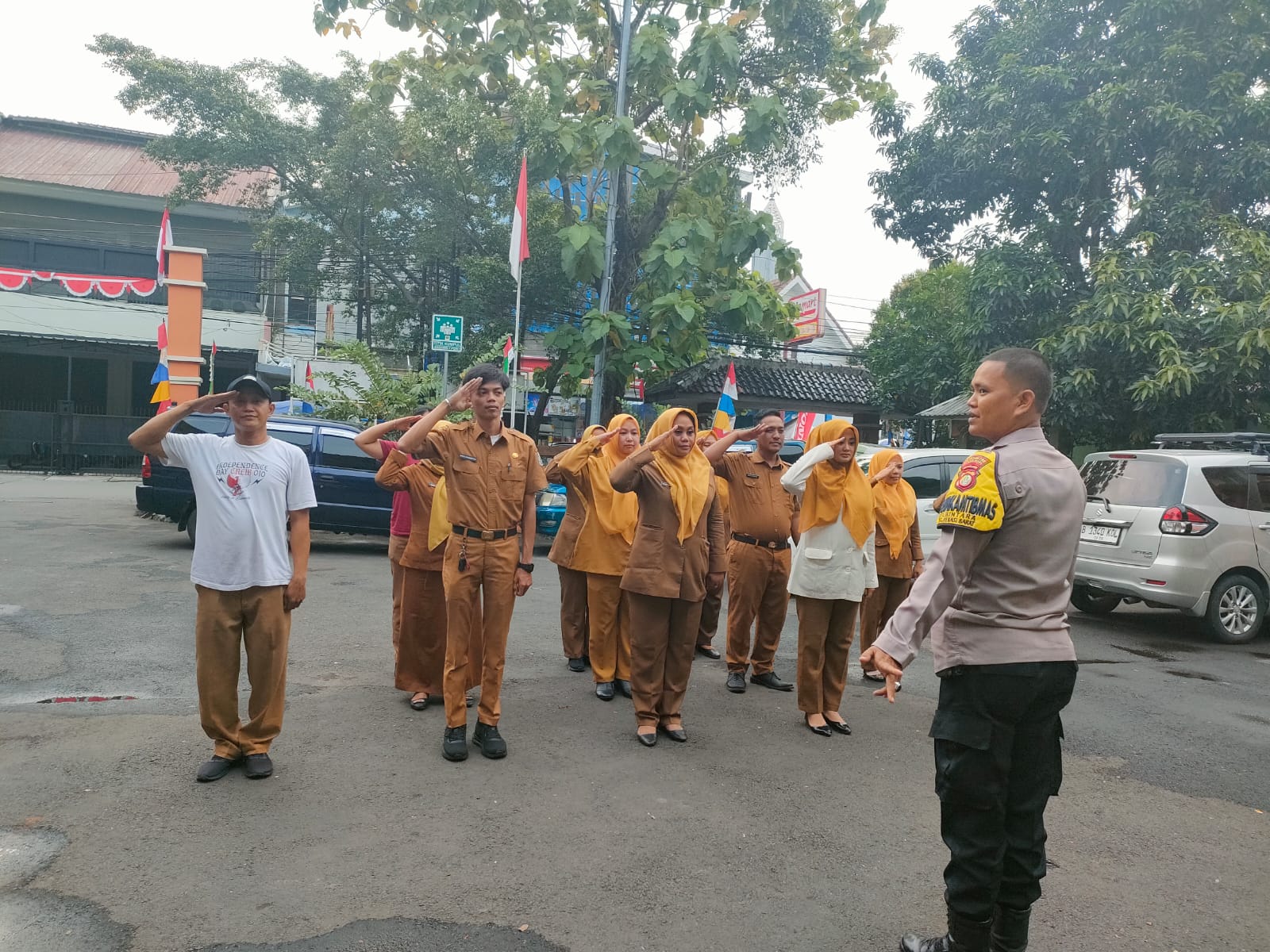 Bhabinkamtibmas Bintara Latih PBB ASN Untuk Lomba HUT ke-80 RI