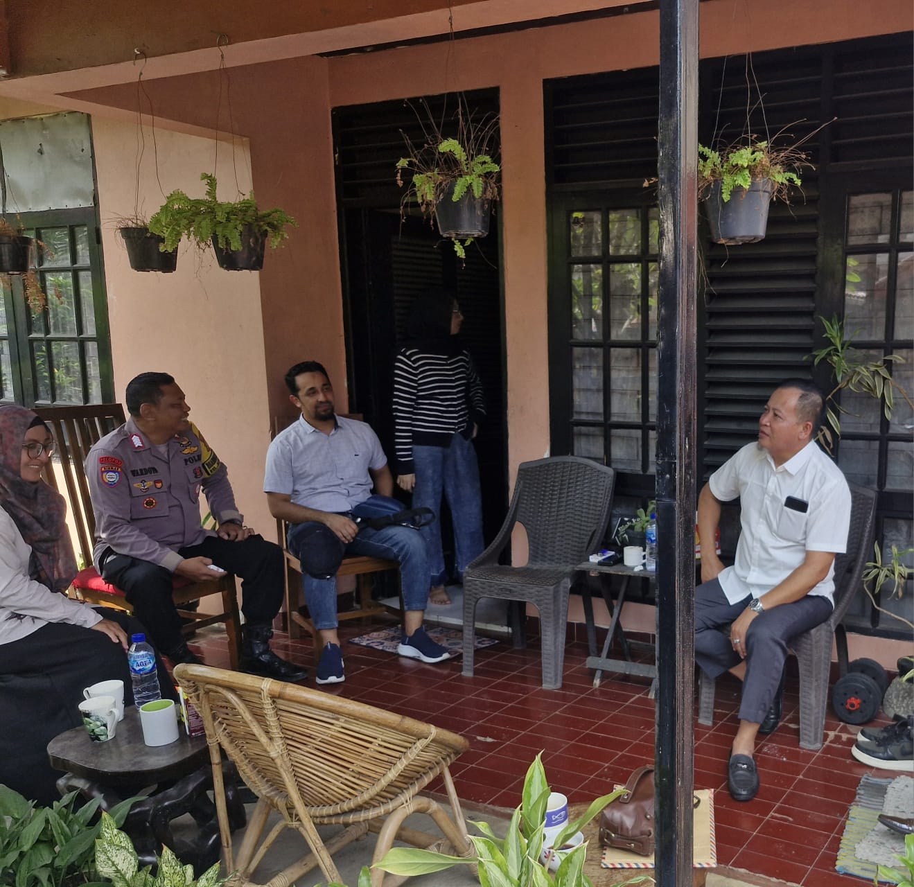 Bhabinkamtibmas Jatiwaringin Sosialisasi Layanan Call Center 110 kepada Warga
