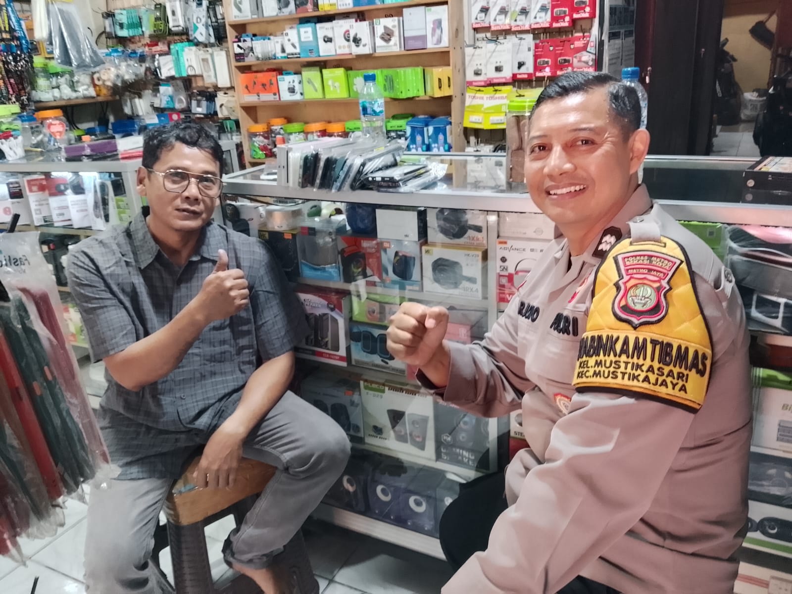 Bhabinkamtibmas Mustikasari Sambangi Warga, Ajak Aktif Jaga Kamtibmas