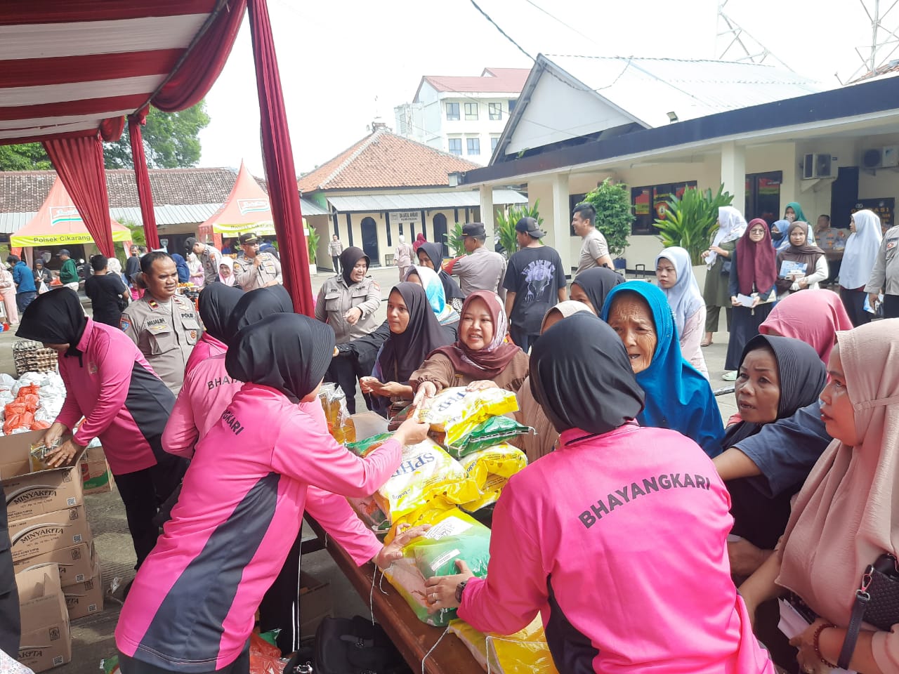 Polsek Cikarang Utara Gelar Bazar Gerakan Pangan Murah Sambut HUT RI ke-80