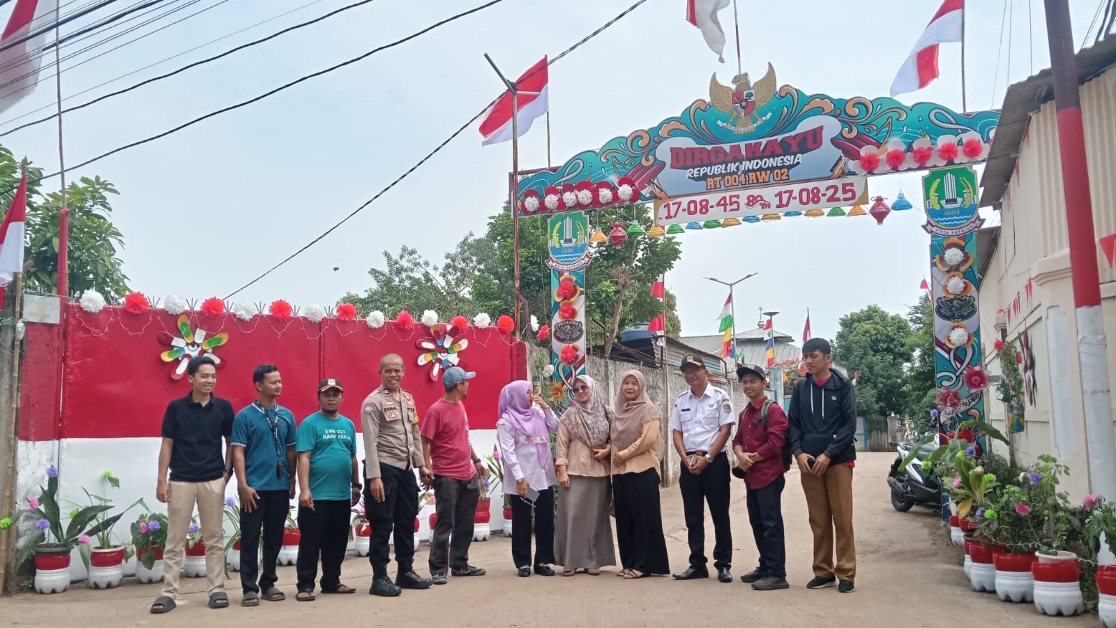 Polsek Bantargebang Dampingi Penilaian Lomba Gapura Ramah Lingkungan Sambut HUT RI ke-80