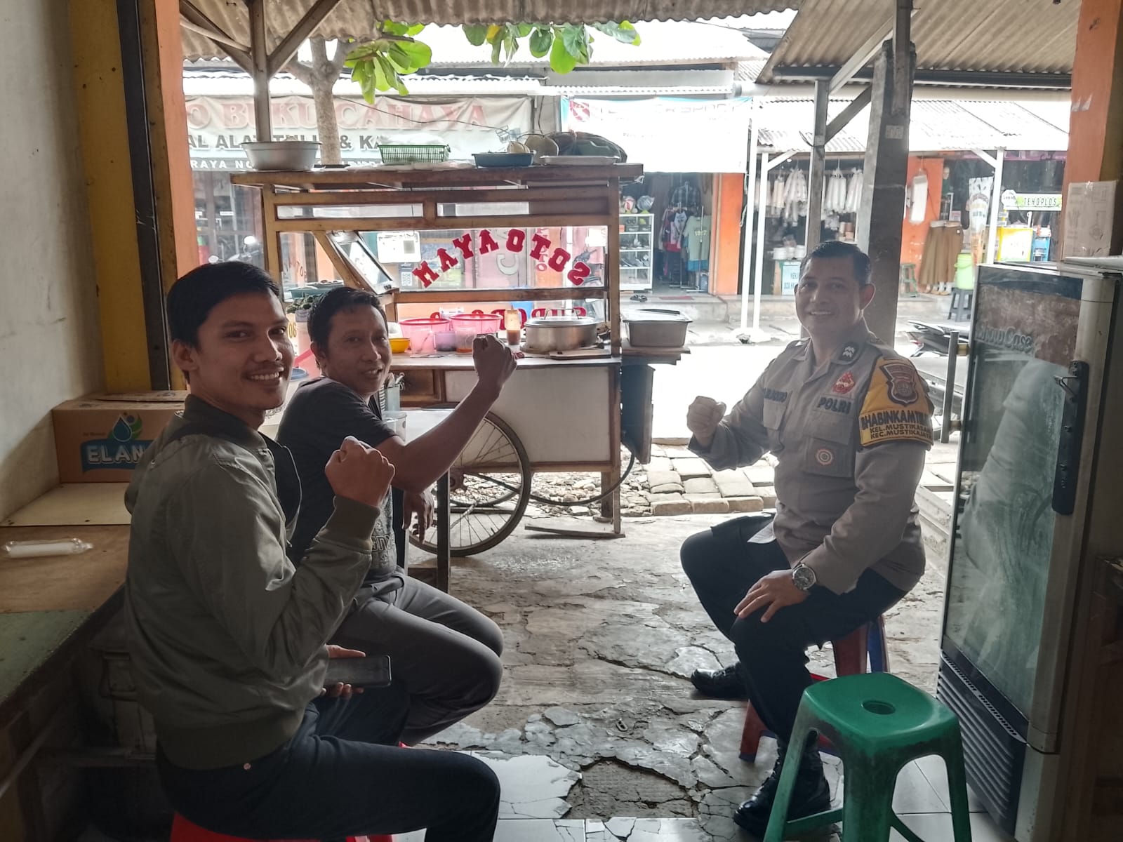 Bhabinkamtibmas Mustikasari Sambangi Pedagang Pasar, Ingatkan Waspada Curanmor Dan Penipuan