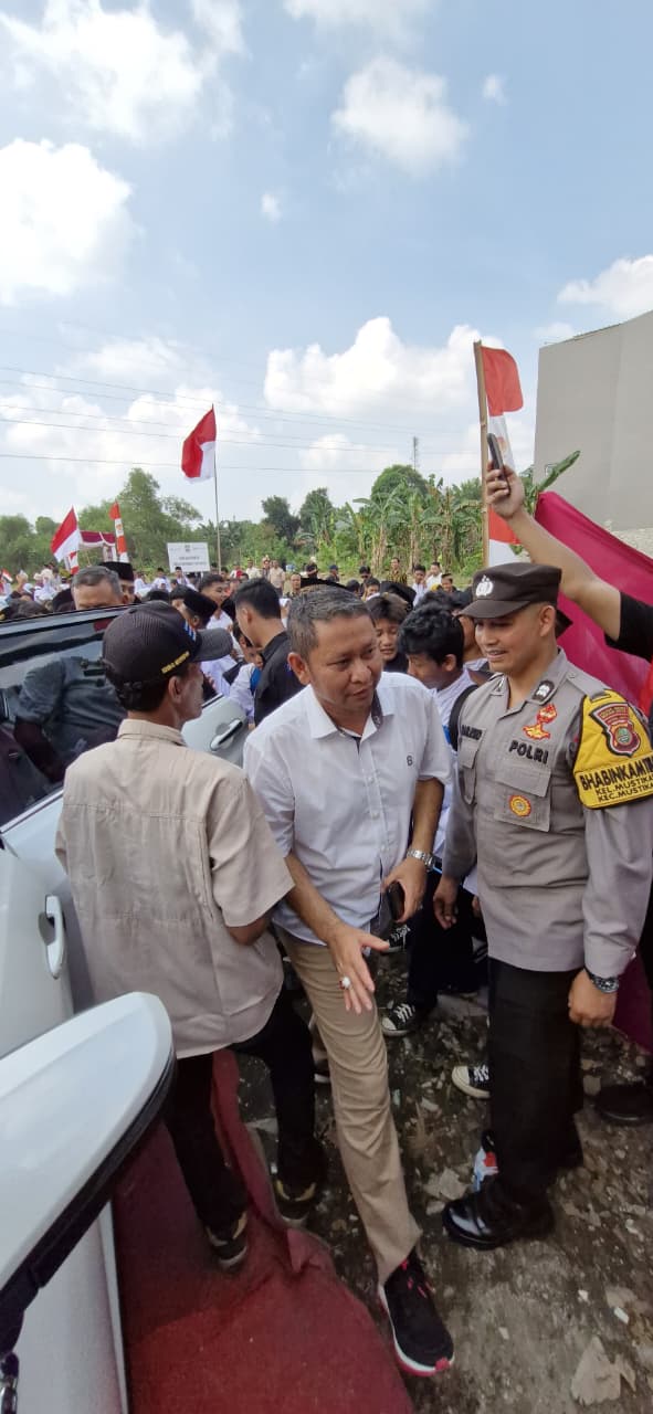 BHABINKAMTIBMAS KELURAHAN MUSTIKASARI HADIRI PELETAKAN BATU PERTAMA PEMBANGUNAN SMPN 61 KOTA BEKASI