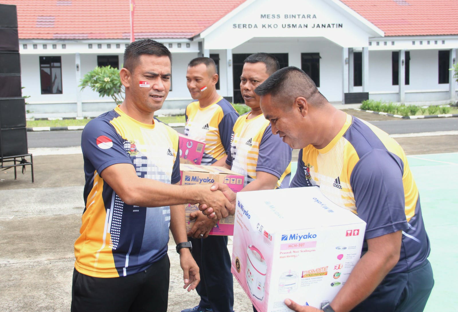 Peringati 80 Tahun Kemerdekaan RI Komandan Yonmarhanlan VIII Laksanakan Olahraga Bersama Keluarga Besar Yonmarhanlan VIII