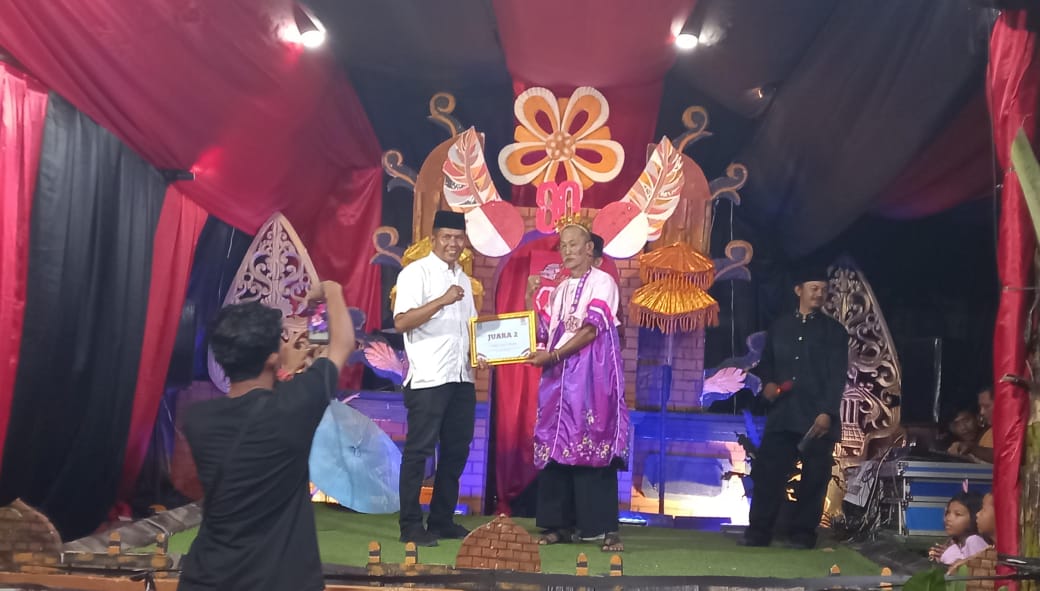 Merawat Persatuan, Bhabinkamtibmas Hadiri Malam Puncak HUT ke-80 RI di Rawalumbu