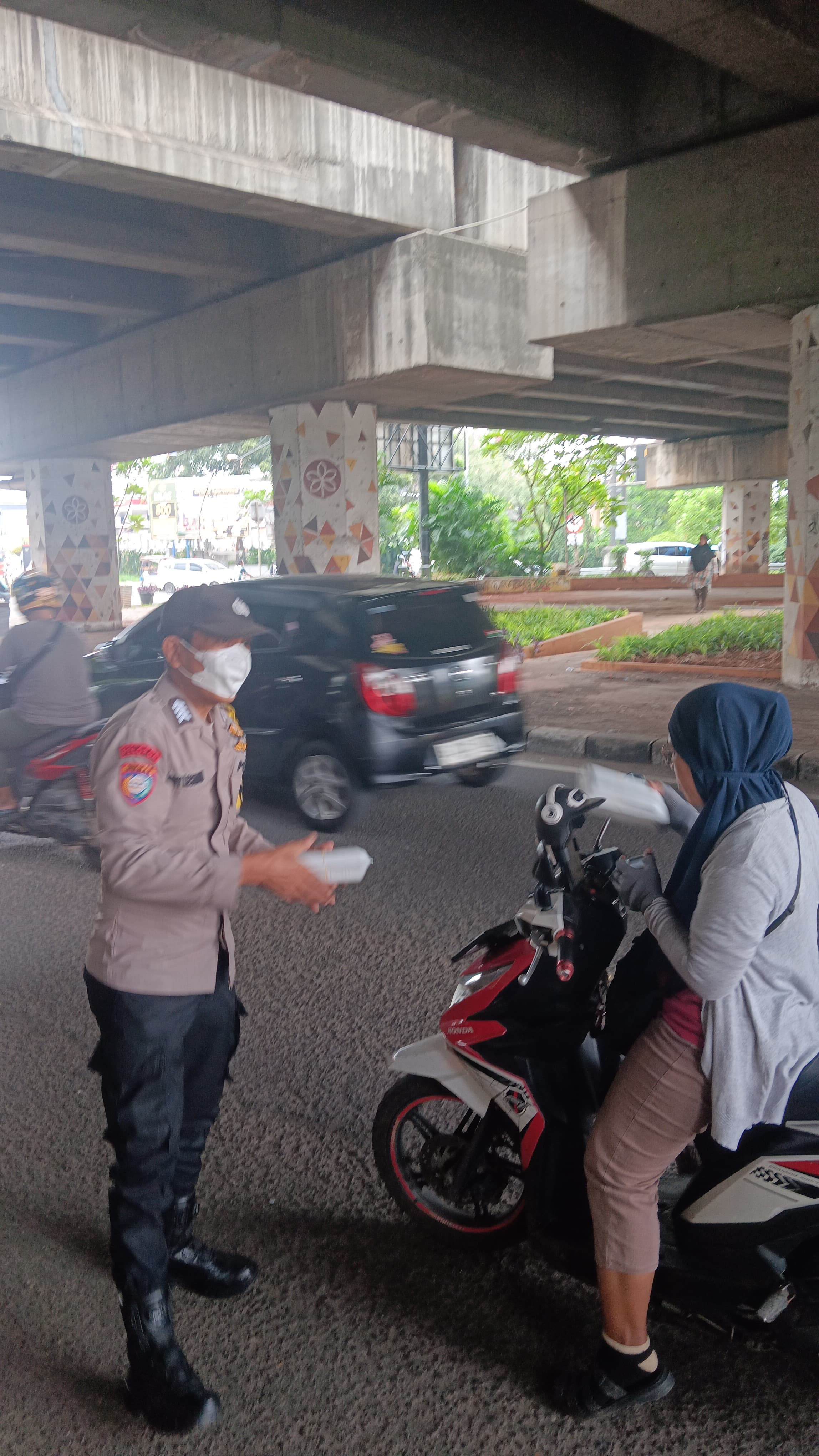 Polsek Pondok Gede Gelar Jumat Berkah Bersama Paguyuban Pemuda