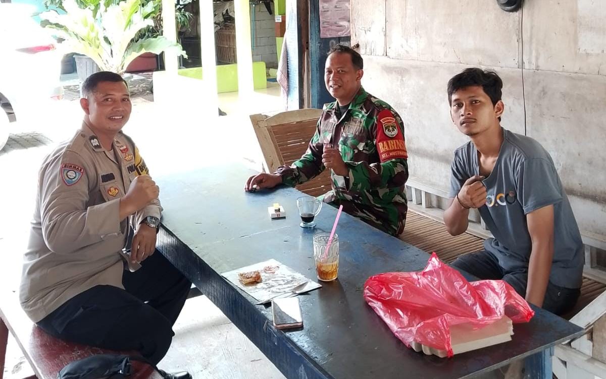 Sinergi TNI–Polri, Babinsa Dan Bhabinkamtibmas Ajak Warga Mustikasari Jaga Keamanan Lingkungan