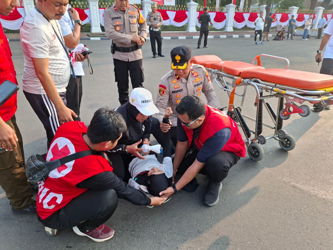 Kapolsek Metro Gambir Sigap Selamatkan Peserta Merdeka Run 8K Yang Kelelahan