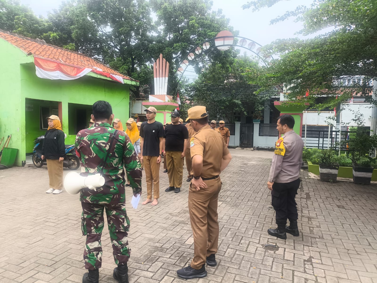 Sinergi TNI-Polri Latih Tim PBB Kelurahan Jatikramat Untuk Lomba Tingkat Kota Bekasi