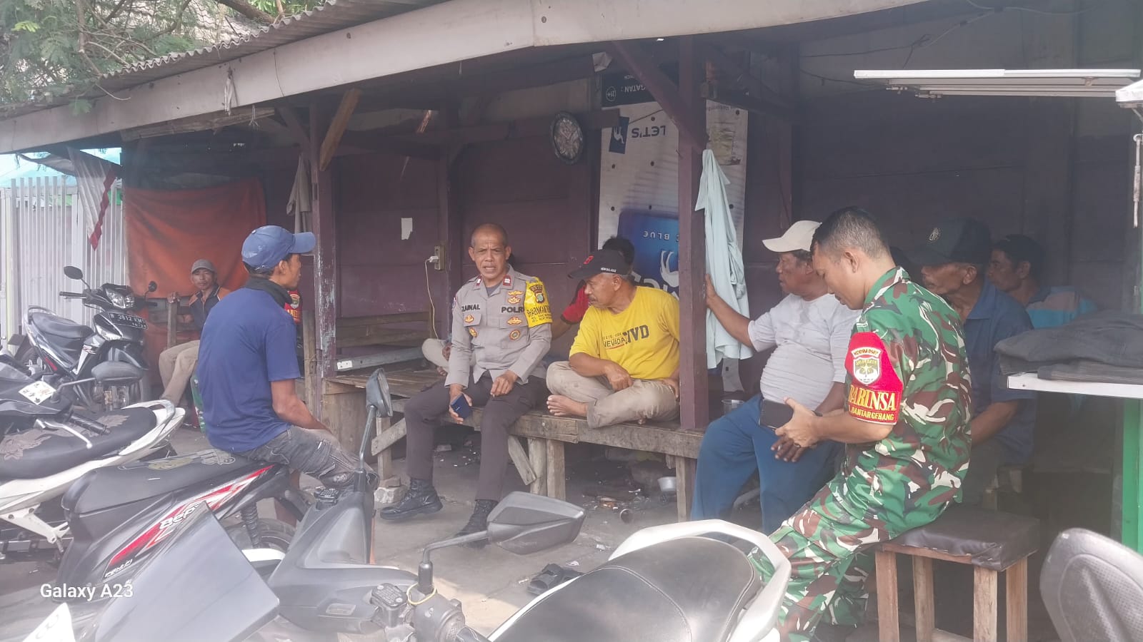 Cegah Curanmor, Bhabinkamtibmas Dan Babinsa Sambangi Pangkalan Ojek di Bantargebang