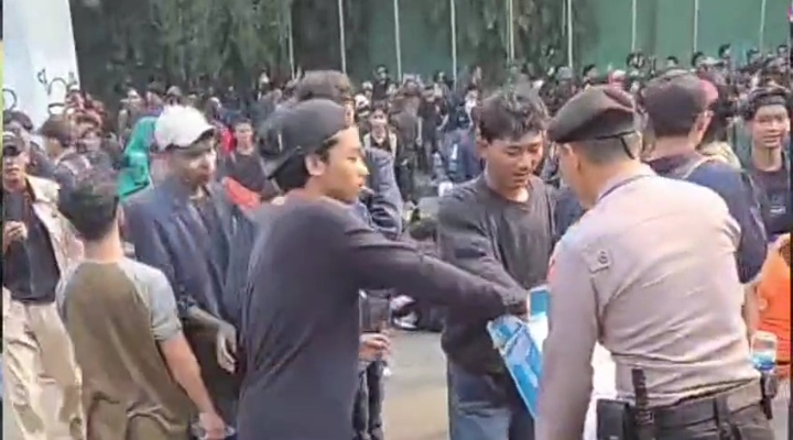 Polisi Humanis, Bagikan Air Pada Massa Aksi Unjuk Rasa di Depan Gedung MPR/DPR RI.