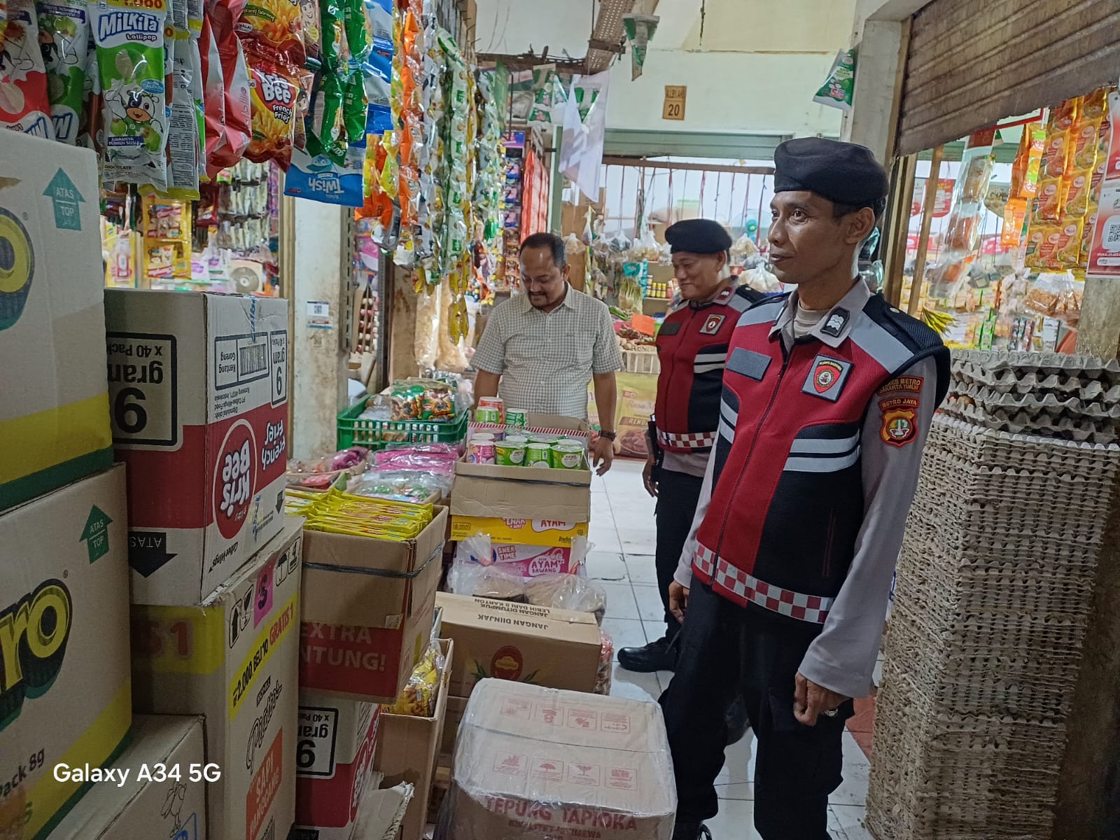 Polsek Matraman Pantau Harga Sembako di Pasar Palmeriam, Cabai Rawit Merah Tembus Rp100 Ribu