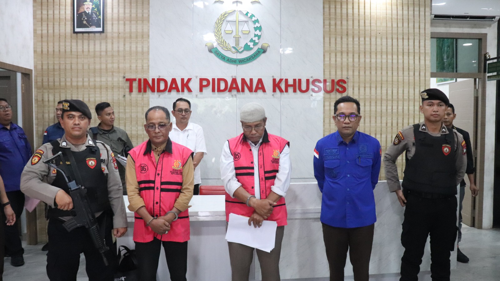 Kejati Kepri Tetapkan dan Tahan Tersangka Tipikor Pengaturan Barang Kena Cukai BP Karimun.